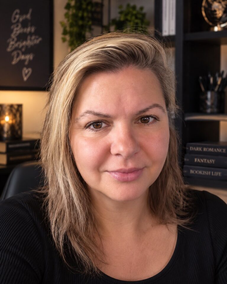 Momo Nagler, Lektorin bei Spell and Sense, an ihrem Schreibtisch